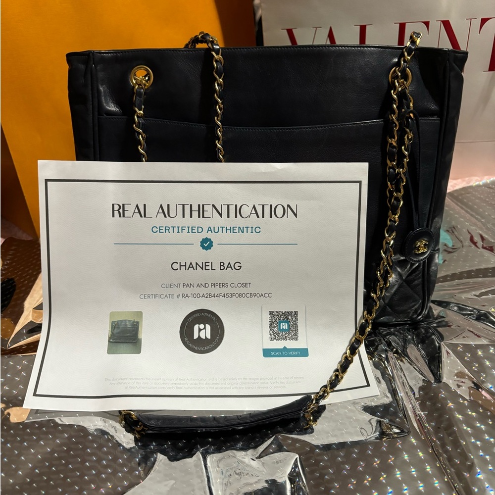 Vintage Chanel Black Leather tote - Picture 2 of 16